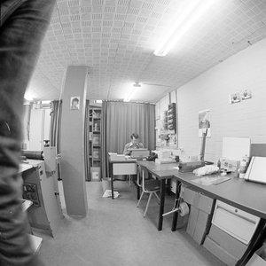 883615 Interieur van het gebouw van het Gemeentearchief Utrecht (Alexander Numankade 199) te Utrecht: studio van de ...